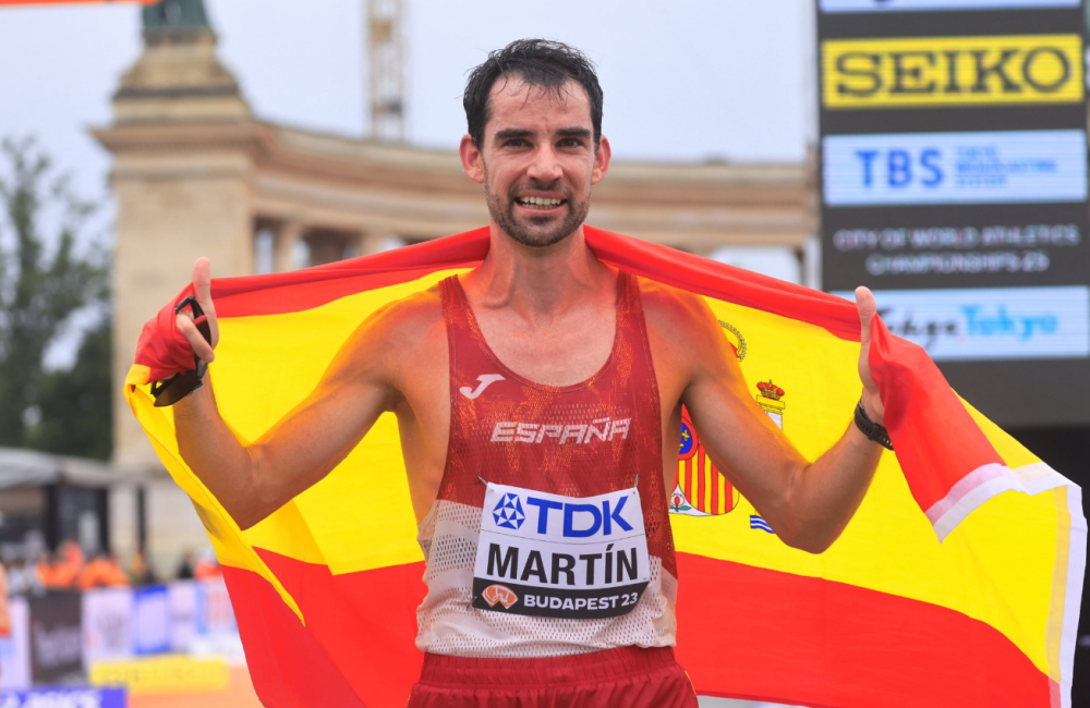 爱游戏APP-阿斯顿马丁绝杀梅赛德斯，佩雷兹刷新纪录