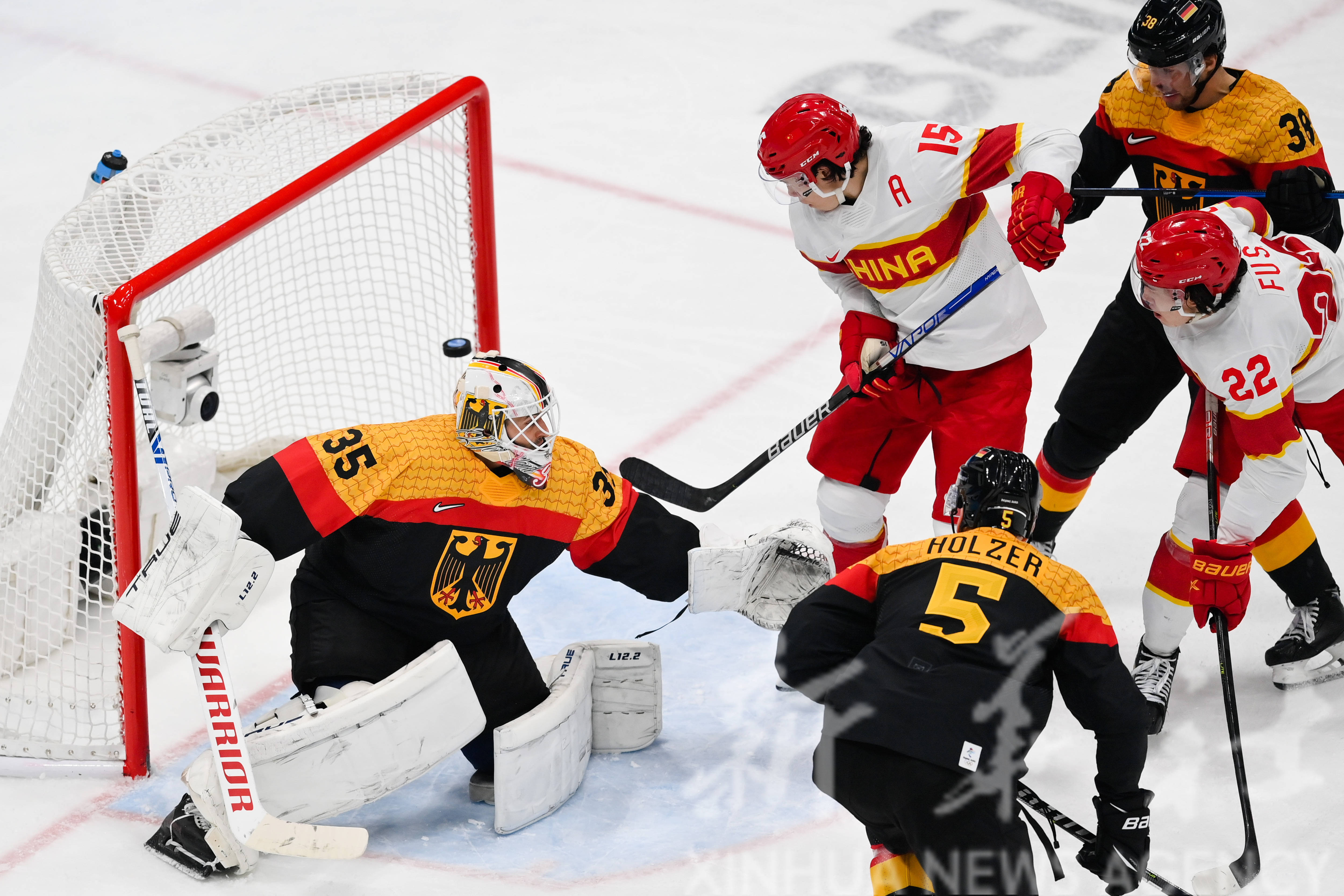 爱游戏官方入口-德国队险胜波兰队,林高远带队取胜